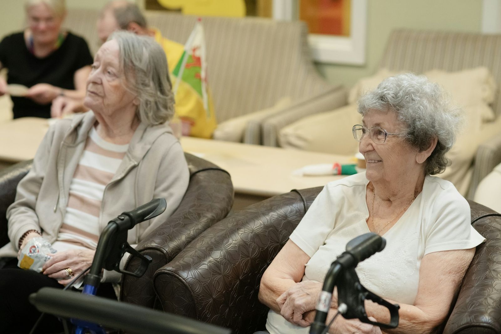 Residentes descansando juntos en una sala común