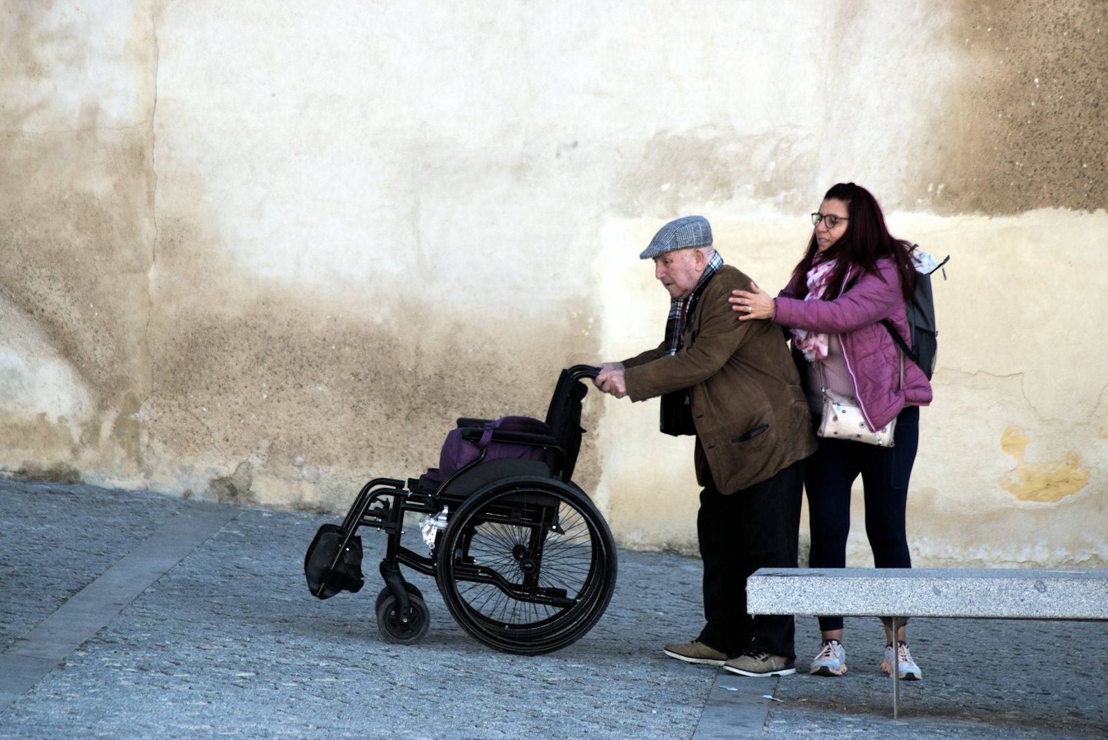 Una cuidadora caminando con un hombre mayor